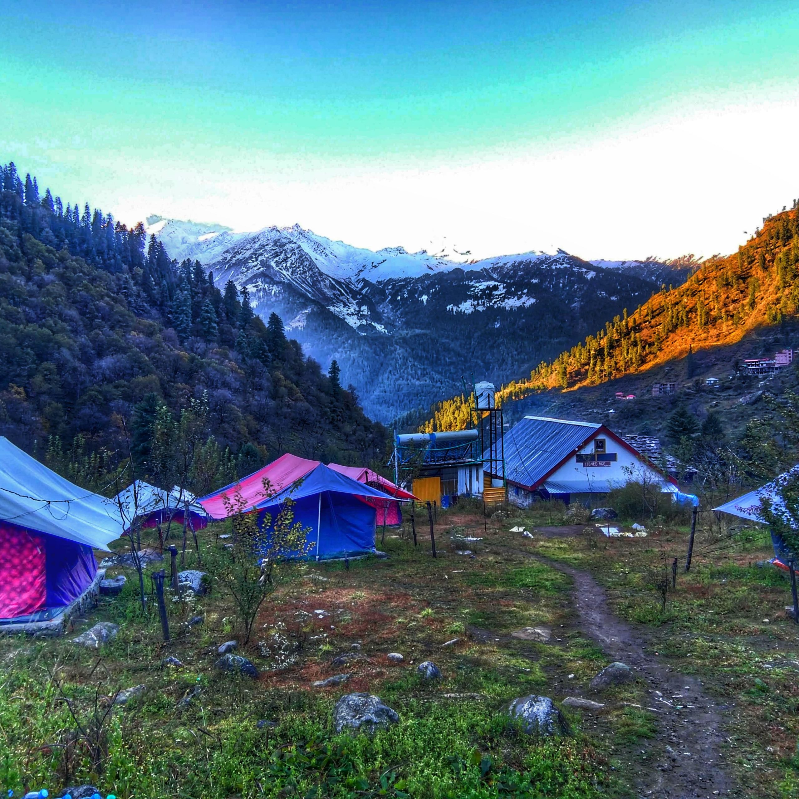[OC] A view from my camp at Kasol last year. Imagine waking up in the chilly autumn and seeing the Himalayas peeking straight from your bedroom. Heaven on Earth.