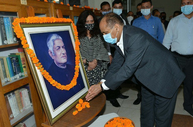Floral tribute to first Chief Minister of Himachal Pradesh Dr YS Parmar