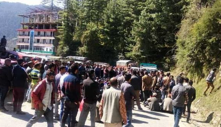 Farmers protest against APMC, block traffic on Narkanda-Shimla highway